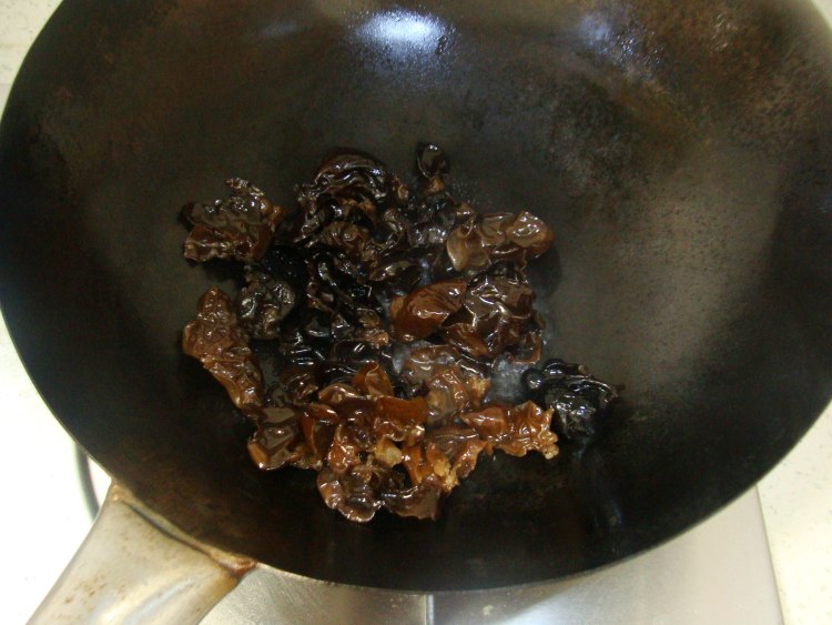 香芹木耳炒五花肉步骤5