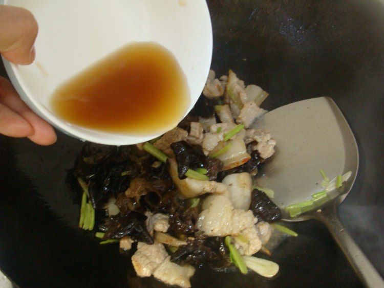 香芹木耳炒五花肉步骤8