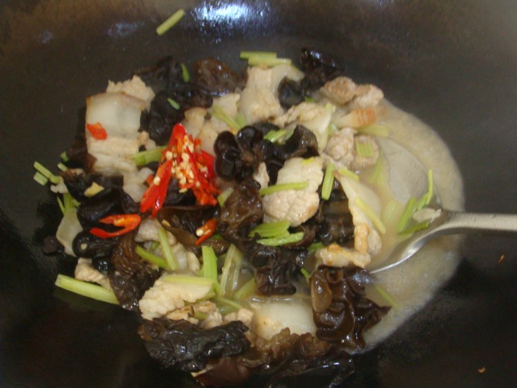 香芹木耳炒五花肉步骤9