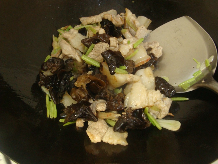 香芹木耳炒五花肉步骤7