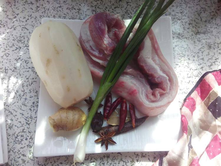 莲藕烧肉步骤1