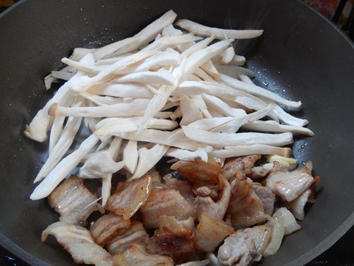 干煸五花肉杏鲍菇步骤7