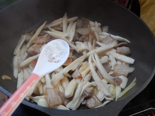 干煸五花肉杏鲍菇步骤8