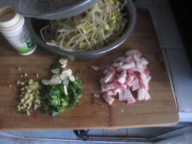 猪肉炒黄豆芽步骤2