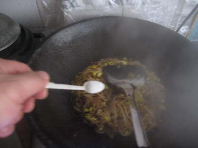 猪肉炒黄豆芽步骤12