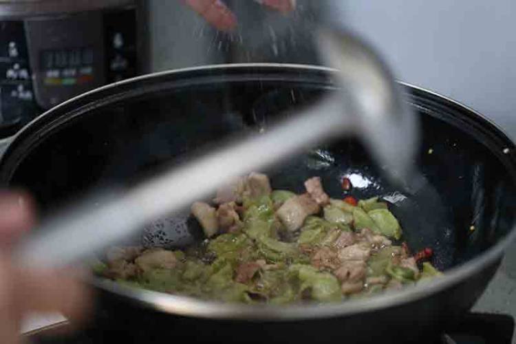 莴笋干肉片步骤7
