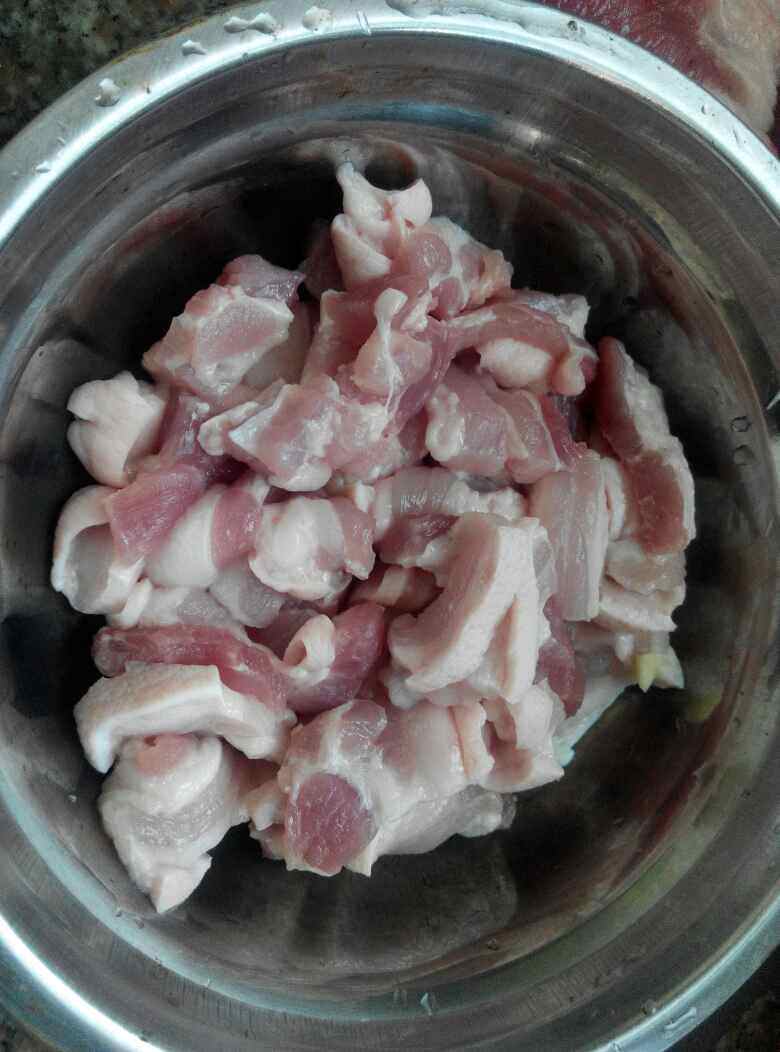 白番薯粉蒸五花肉步骤1