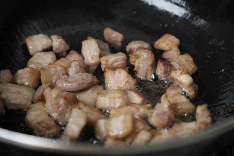 白菜干烧肉步骤3