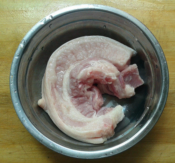 茭白烧五花肉步骤1