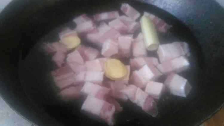 东北猪肉炖粉条步骤1