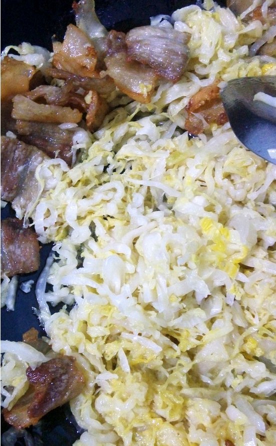 东北酸菜炒五花肉步骤5
