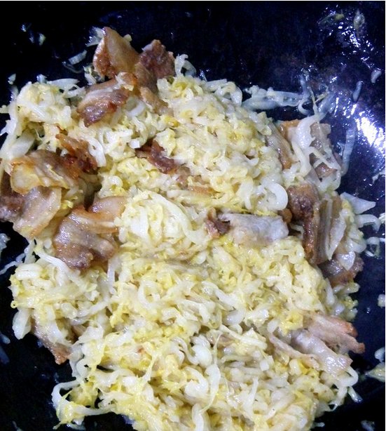 东北酸菜炒五花肉步骤6