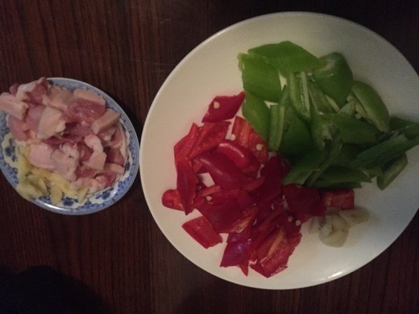 青红辣椒炒肉步骤1