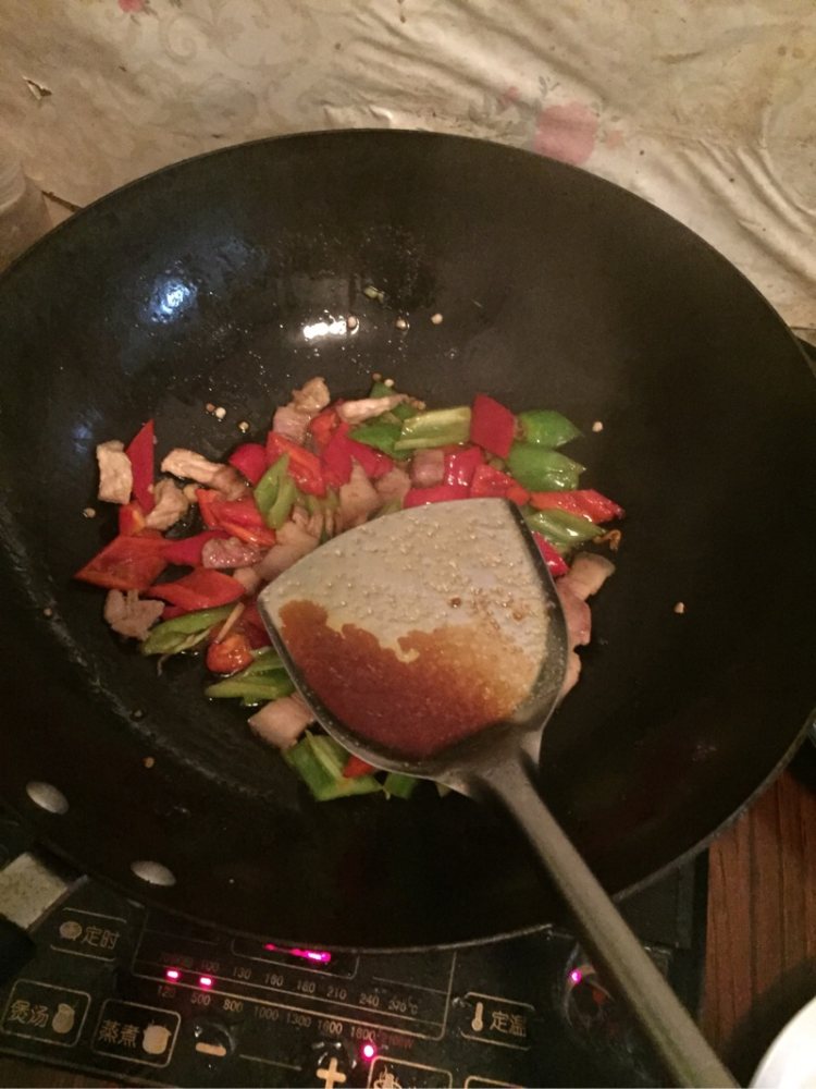 青红辣椒炒肉步骤6