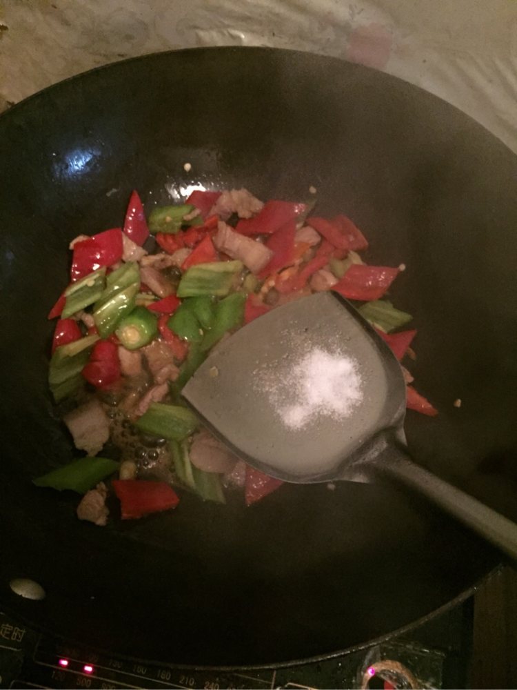 青红辣椒炒肉步骤5
