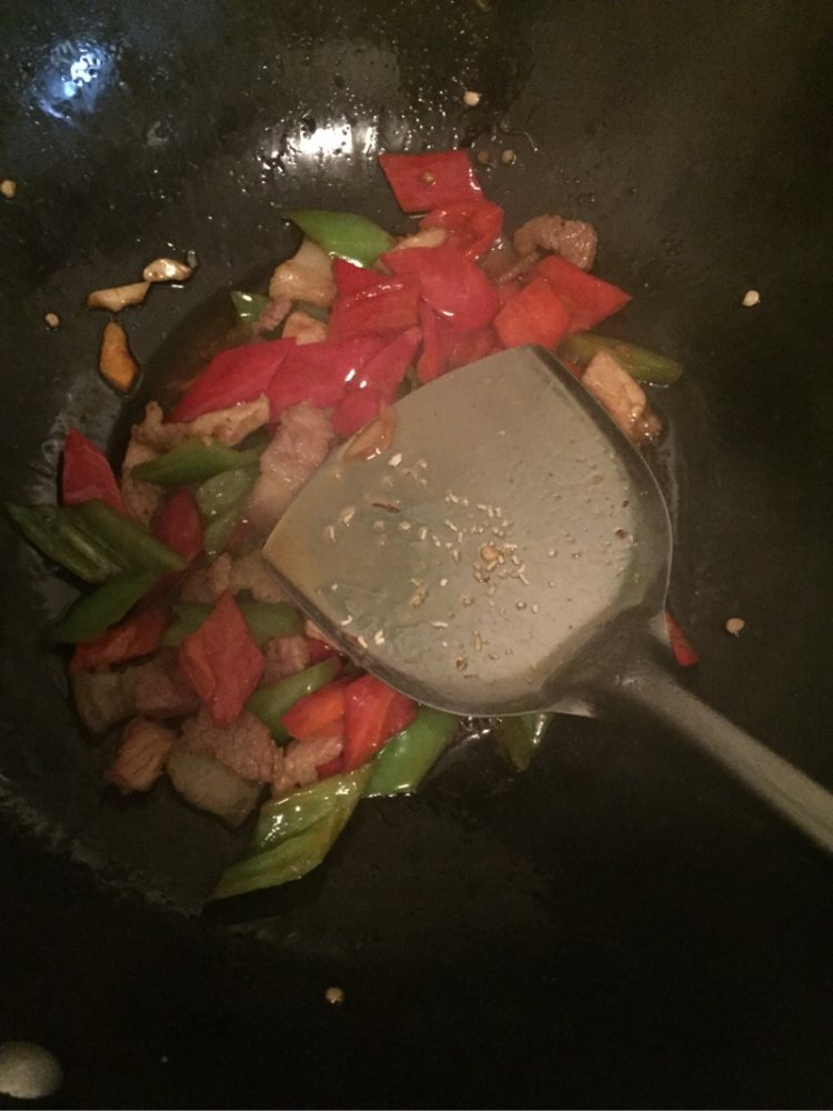 青红辣椒炒肉步骤8