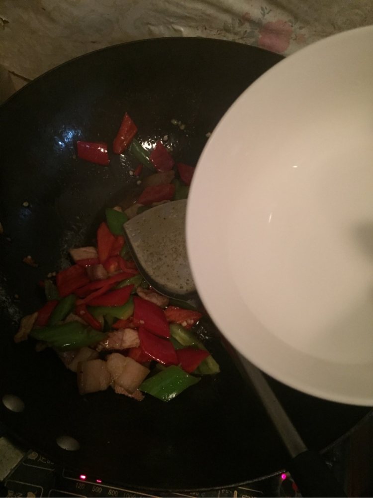青红辣椒炒肉步骤7