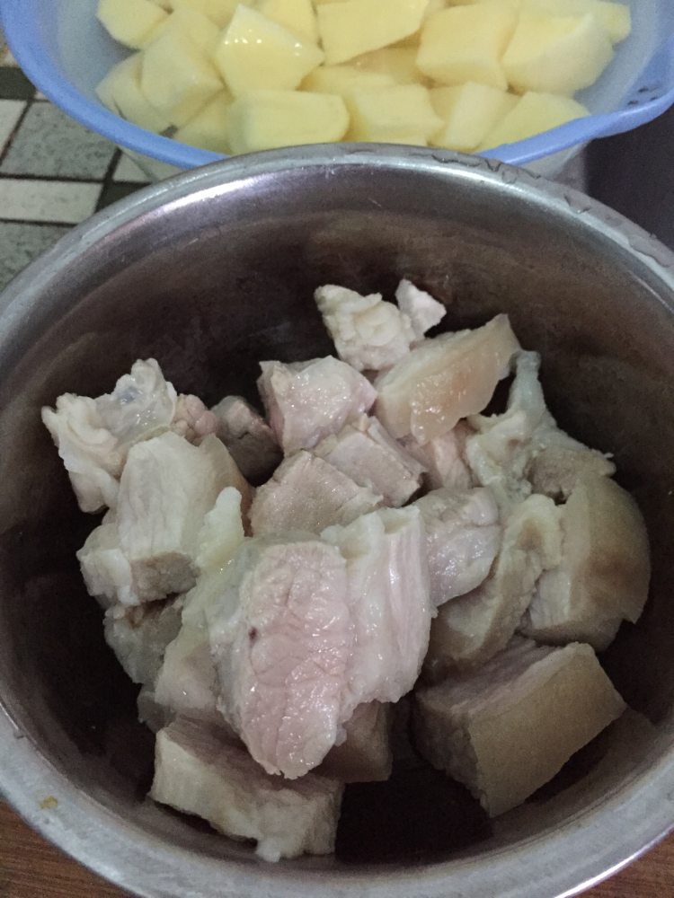 五花肉焖土豆步骤1