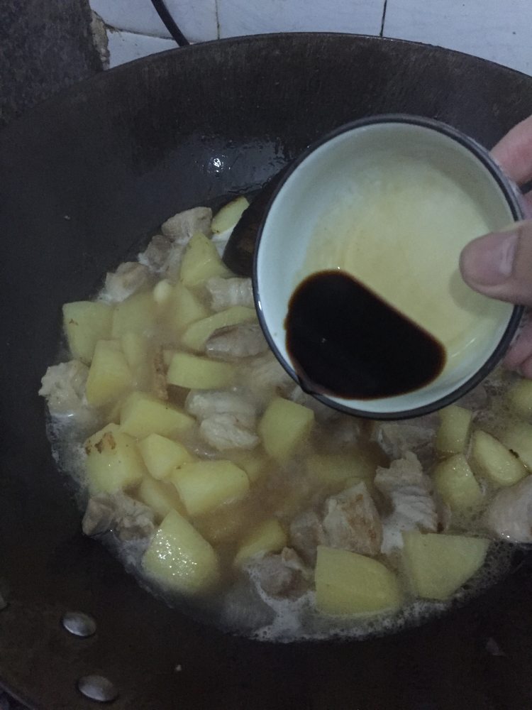 五花肉焖土豆步骤4