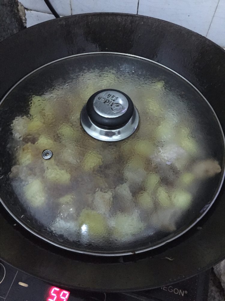 五花肉焖土豆步骤5
