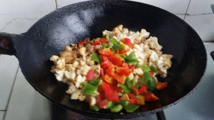 双椒甜面酱炒菜花步骤6