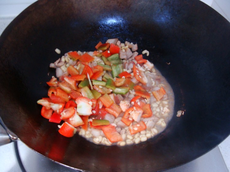 绿豆炒五花肉步骤7