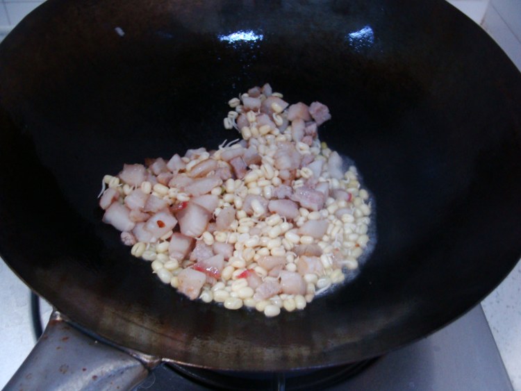 绿豆炒五花肉步骤6