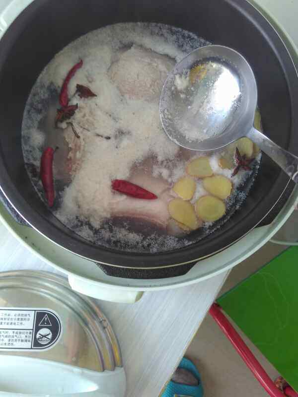 五花肉白菜粉条炖冻豆步骤3