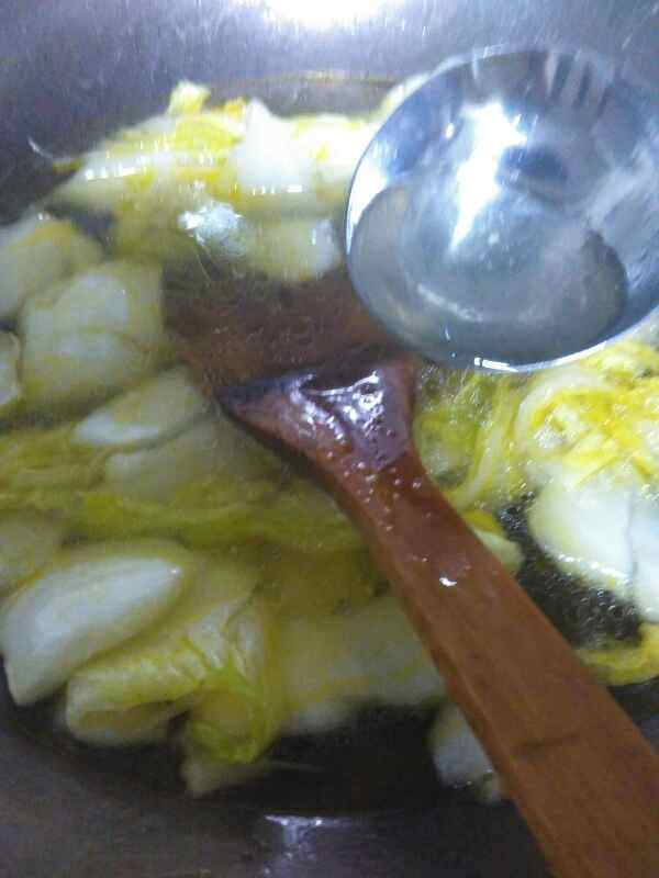 五花肉白菜粉条炖冻豆步骤7