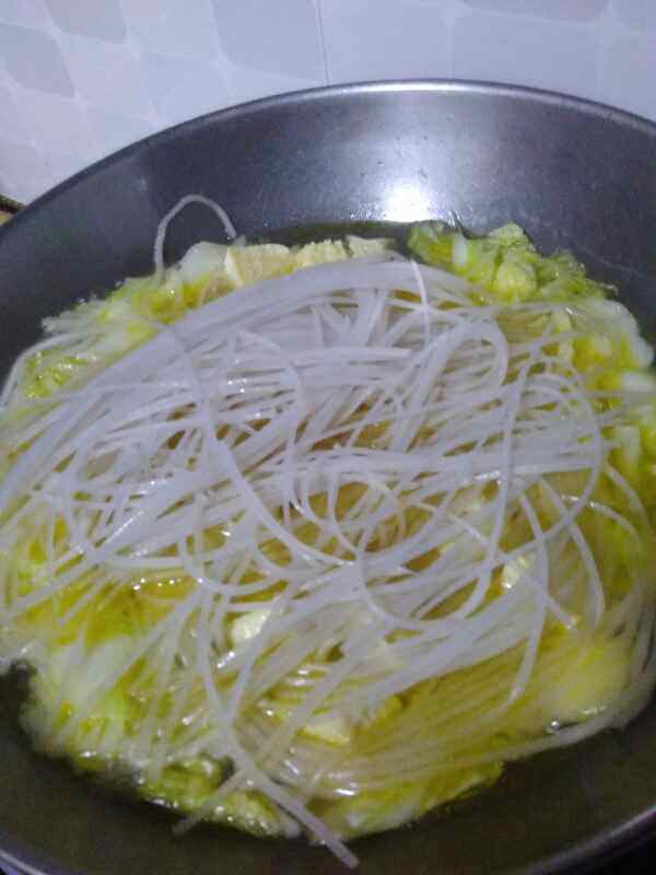 五花肉白菜粉条炖冻豆步骤9