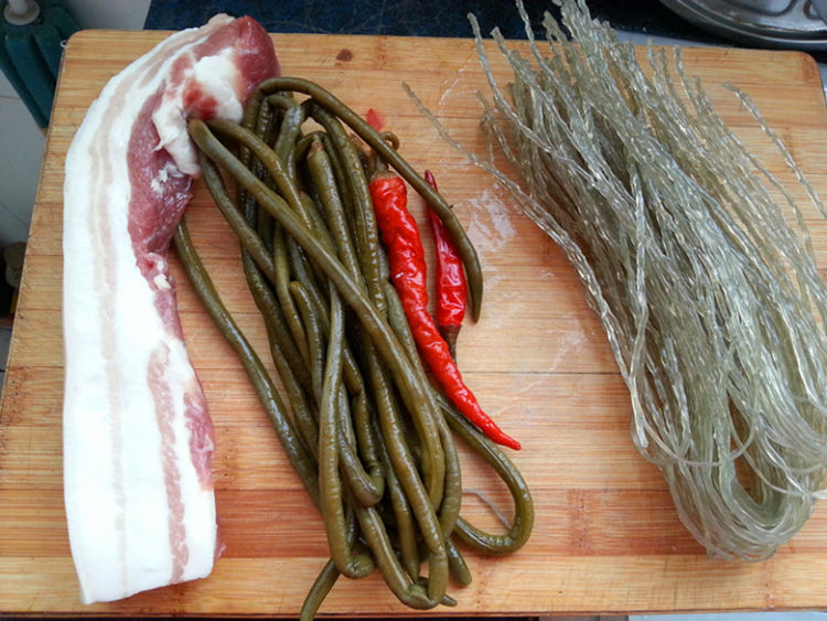 酸豆角肉丁炒粉条步骤1