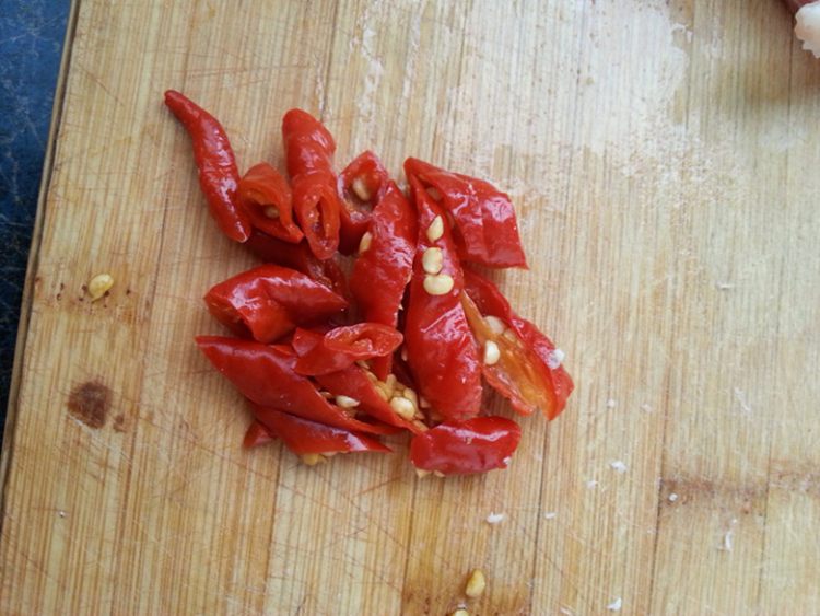 酸豆角肉丁炒粉条步骤3