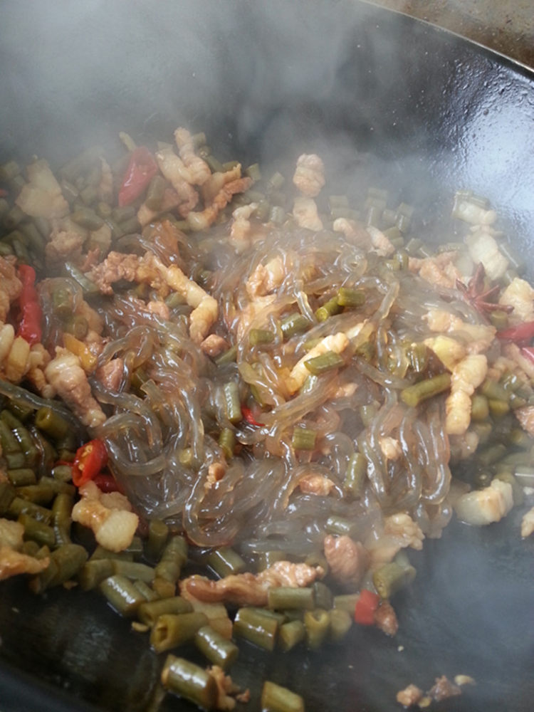 酸豆角肉丁炒粉条步骤11