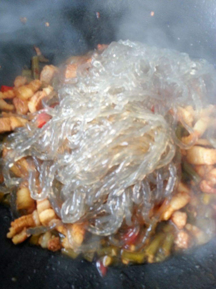 酸豆角肉丁炒粉条步骤10