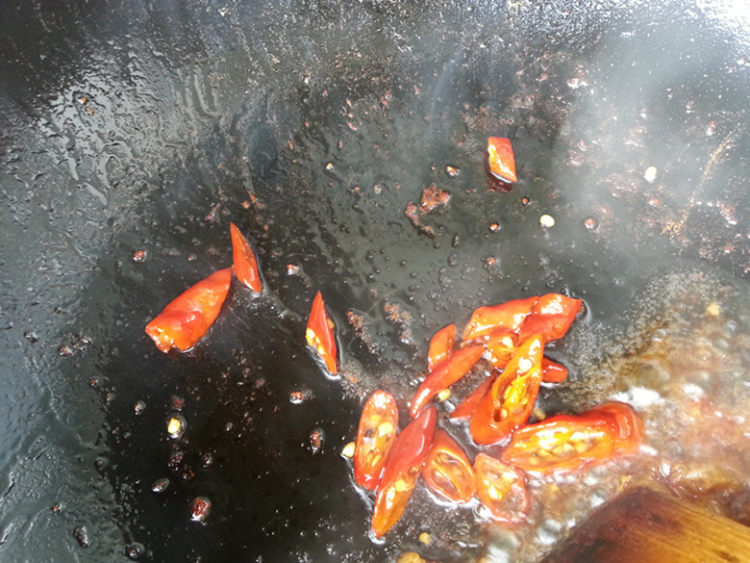 酸豆角肉丁炒粉条步骤8