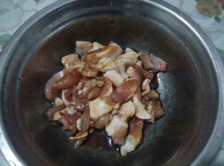 五花肉炒蘑菇步骤2