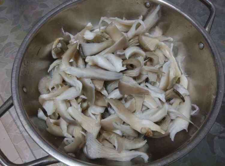五花肉炒蘑菇步骤1
