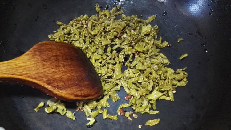 卜豆角炒五花肉步骤2