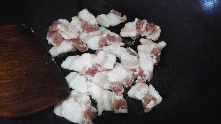 卜豆角炒五花肉步骤3