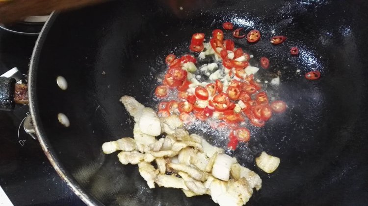 卜豆角炒五花肉步骤4
