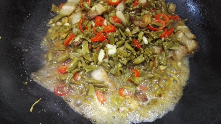 卜豆角炒五花肉步骤6