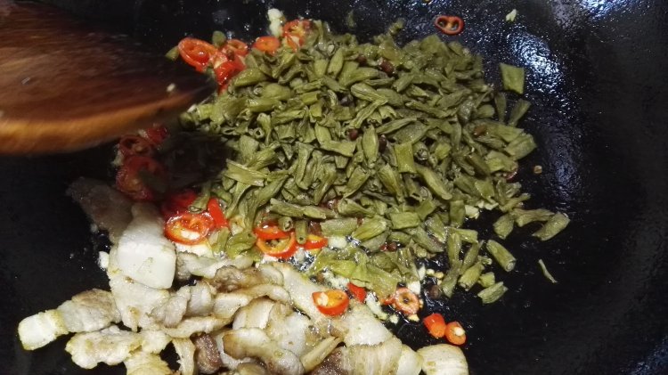 卜豆角炒五花肉步骤5