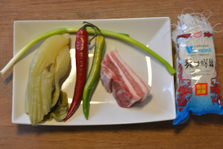 肉末酸菜粉条步骤1
