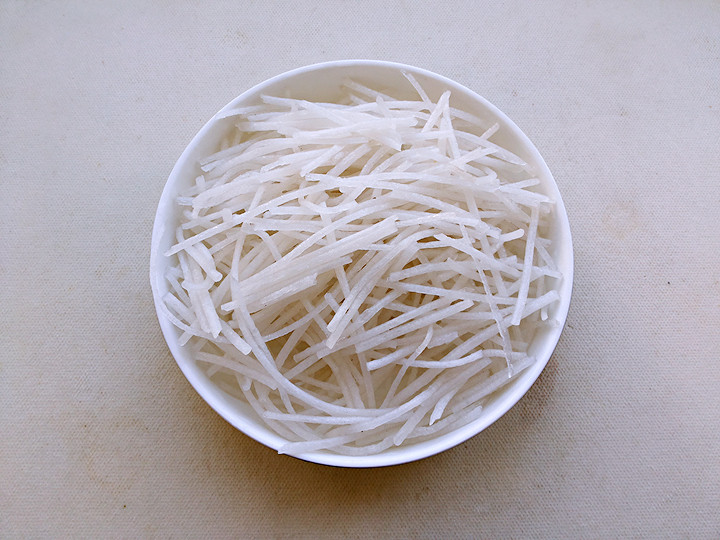 肉末酸辣豆角粉条步骤2