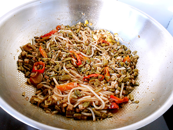 肉末酸辣豆角粉条步骤11