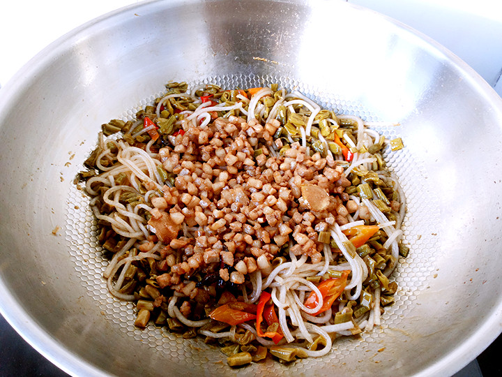 肉末酸辣豆角粉条步骤10