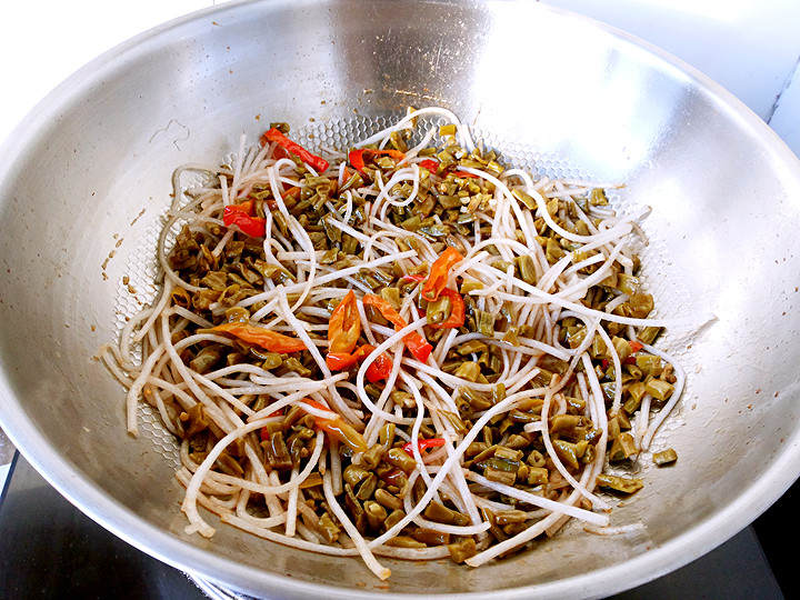 肉末酸辣豆角粉条步骤9