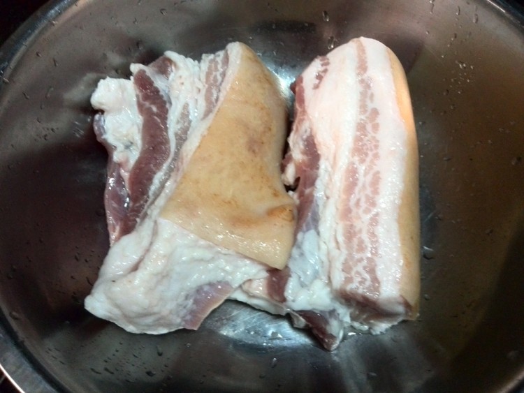 盐菜扣肉步骤1