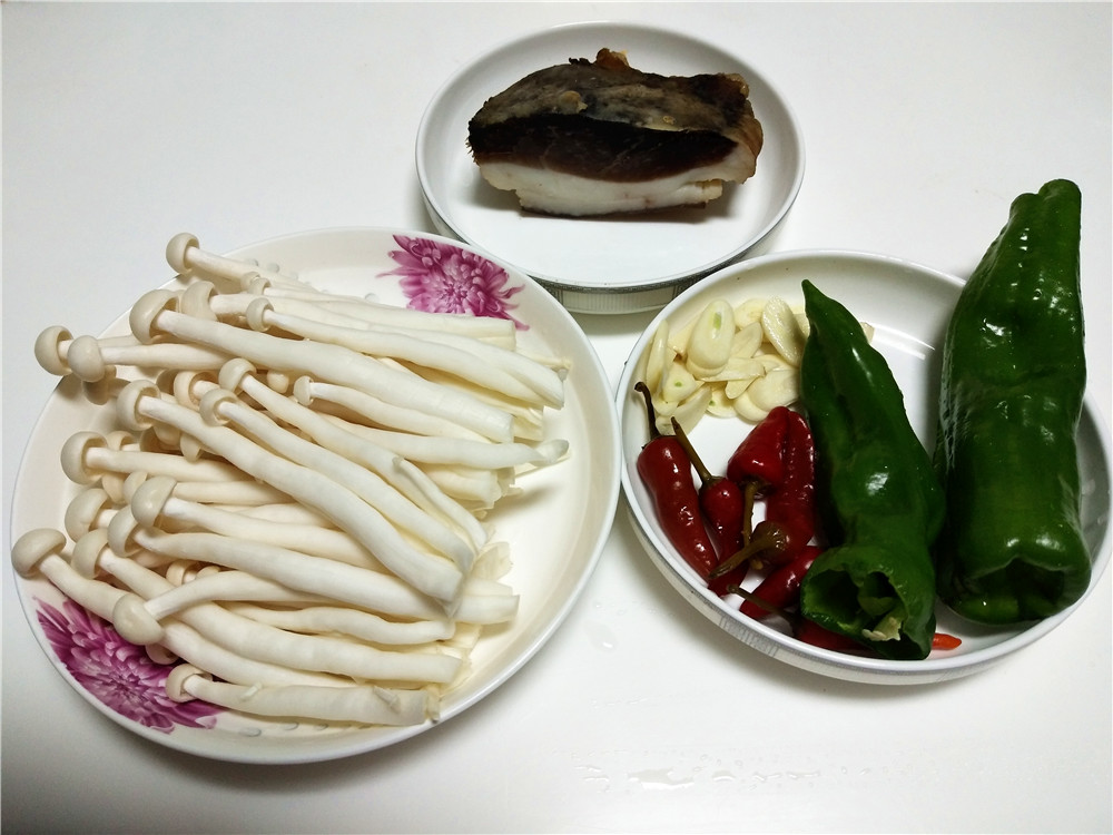 白玉菇炒腊肉步骤1
