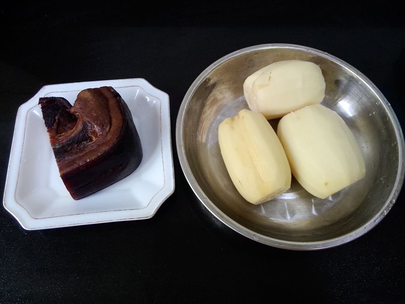 腊肉炒藕片步骤1